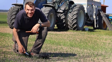 Lantbrukaren Robert Ihrsén står framför sin traktor