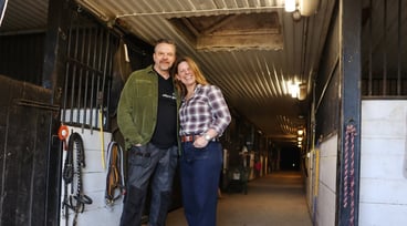Göran och Mari Björk i sitt stall