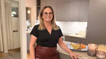 Anna Löfgren står i sitt kök