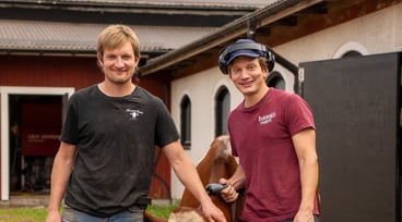 Björn och Johan står framför en ladugårdsbyggnad