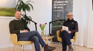 Olle Nylund och Johan Dymling sitter mitt emot varandra i en studio