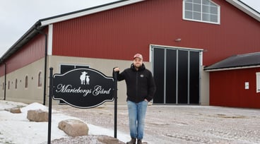 Daniel Ståhl står framför en ladugårdsbyggnad.