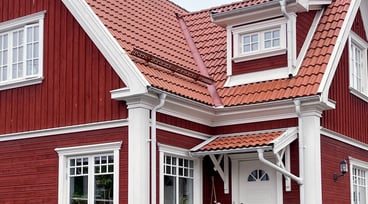 Närbild på ett rött hus