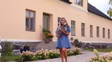 Negin Entezarjou framför sitt hus