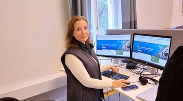 Alma Karic vid sitt skrivbord