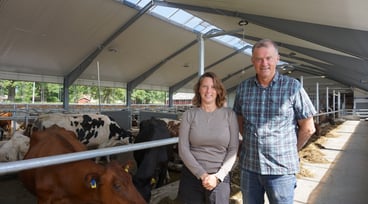 Anders Westlund och Linda Carlman står framför några kor.