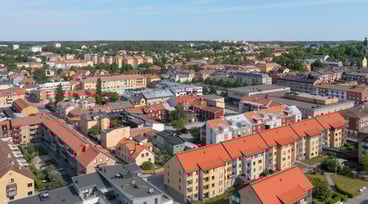 Vy över lägenhetshus i Enköping