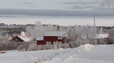En gård inbäddat i snölandskap