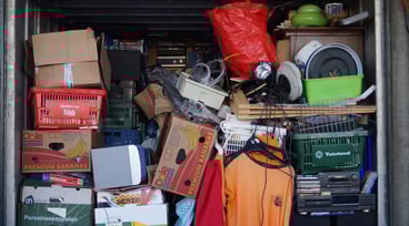 Förråd fullpackat med kartonger