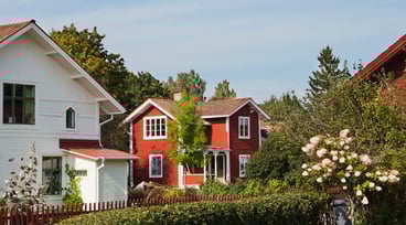 Villakvarter med vita och röda hus