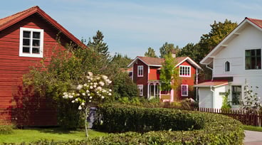 Röda och vita villor i villaområde