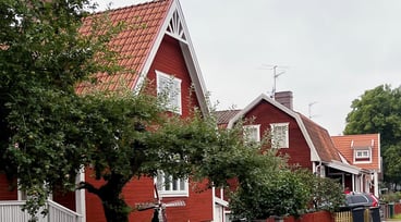 Villagata med röda hus med vita knutar.