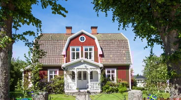 Rött hus på sommaren