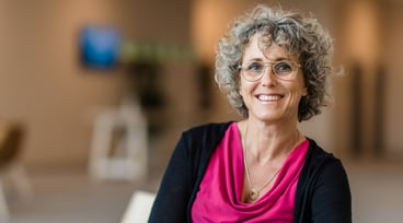 Porträtt av Camilla Burman som ler och tittar in i kameran