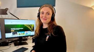 Mathilda Augustsson framför datorn på kontoret