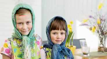 Två barn utklädda till påskkärringar