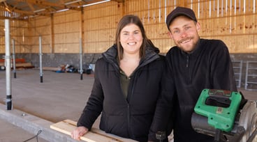 Alexander och Sofie Orrby i sitt nya stallbygge
