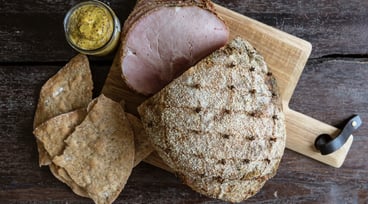 Julskinka uppskuren på ett bord