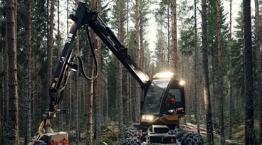 Skogsmaskin arbetar i skogen