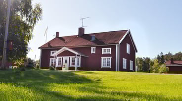 Rött hus med vita knutar