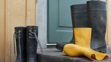 Svarta och gula stövlar på trapp utomhus