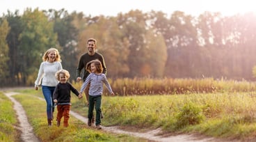 Familj promenerar i naturen