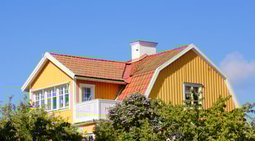 Gul villa på sommaren