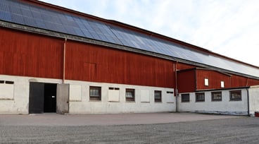 Röd och vit ladugård