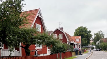 Villagata med röda hus med vita knutar.