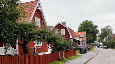 Villagata med röda hus med vita knutar.