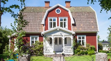 Stort rött hus på sommaren