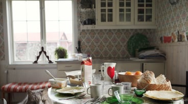 Frukost uppdukad på ett köksbord