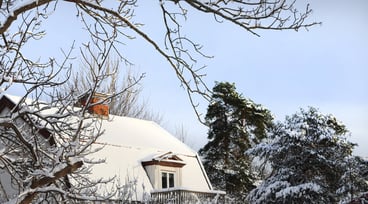 Snötäckt hustak