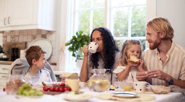 Familj äter frukost i köket