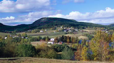 Vy över landsbygd med åkrar och hus