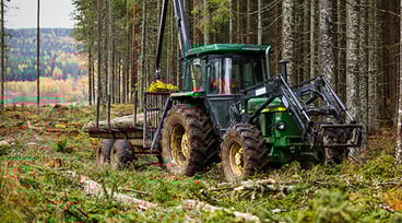 Traktor i skogen