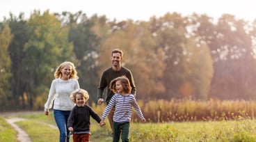 Familj promenerar i naturen