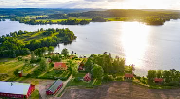 Flygfotografi på sjönära gård