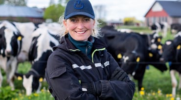 Hanna Karlsson står framför en kohage