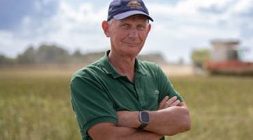 Porträttbild på Rudolf Tornerhjelm framför ett fält