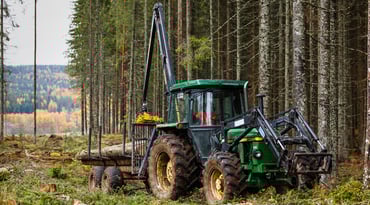 Traktor i skog