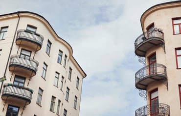 Himmel med två husfasader