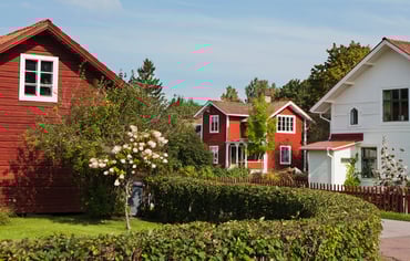 Villaområde med röda och vita hus