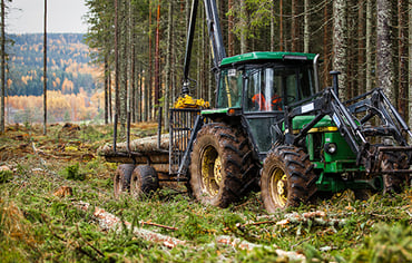 Traktor i skogen