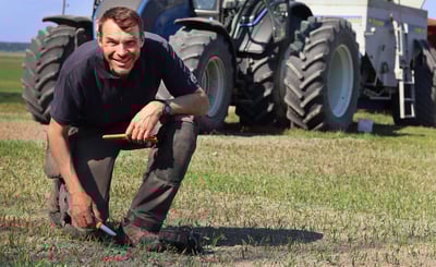 Lantbrukaren Robert Ihrsén står framför sin traktor
