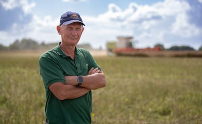 Porträttbild på Rudolf framför ett fält