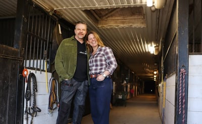 Göran och Mari Björk i sitt stall