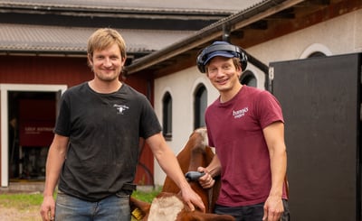 Björn och Johan står framför en ladugårdsbyggnad