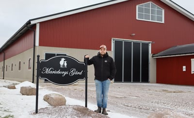 Daniel Ståhl står framför en ladugårdsbyggnad.
