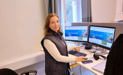 Alma Karic vid sitt skrivbord